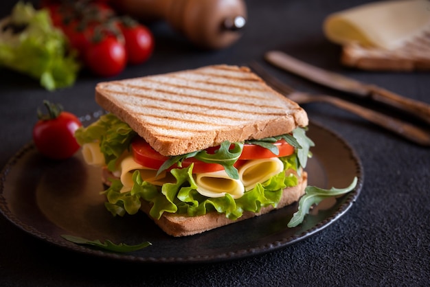 Delizioso panino con pane tostato, lattuga, formaggio e pomodori Sana merenda fatta in casa