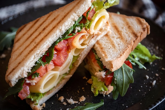 Delizioso panino con pane tostato, lattuga, formaggio e pomodori Sana merenda fatta in casa