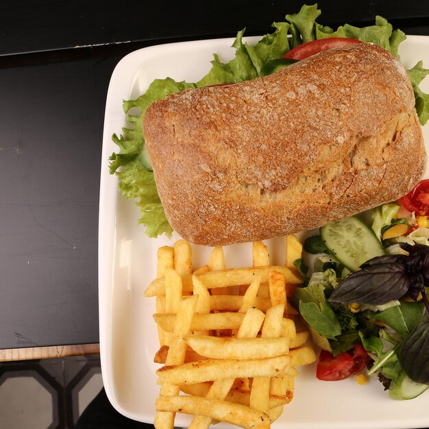 Delizioso panino con patatine fritte, colazione.