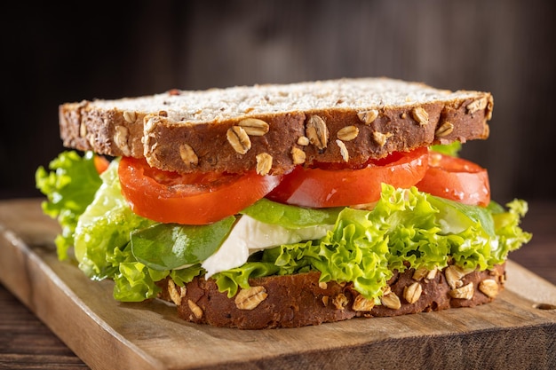 Delizioso panino naturale con lattuga pomodoro rucola e formaggio bianco