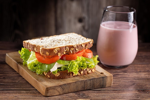 Delizioso panino naturale con lattuga pomodoro rucola e formaggio bianco