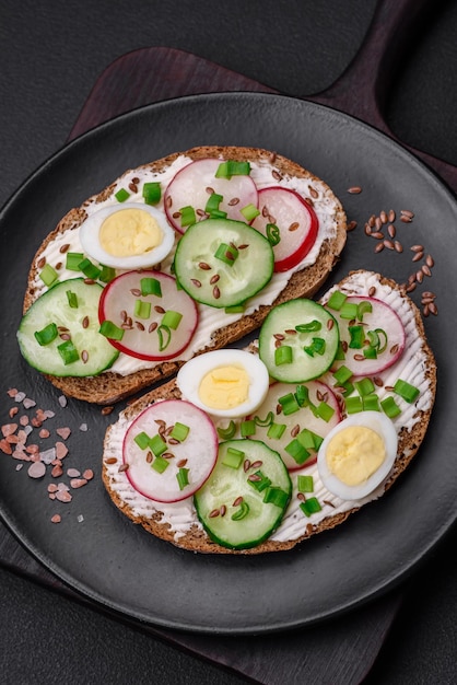 Delizioso panino o bruschetta con crema di formaggio ravanello e cipolle verdi