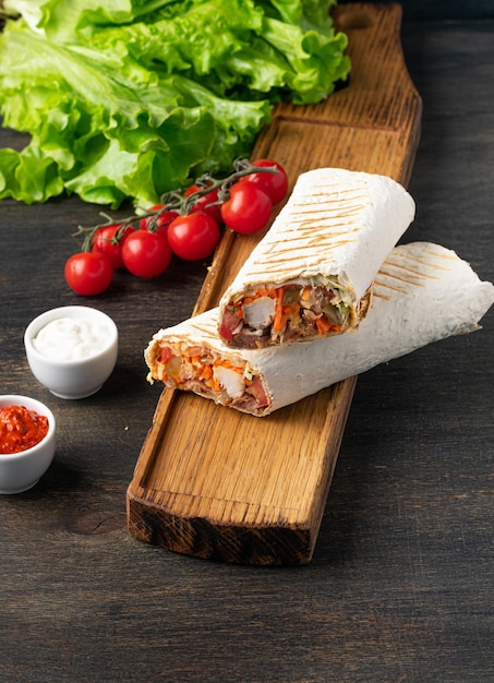 Delizioso panino shawarma su fondo di legno Verticale