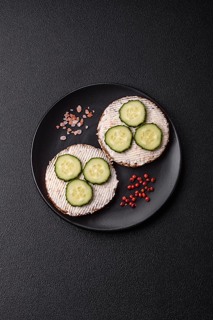 Delizioso panino vegetariano con toast alla griglia, crema, formaggio, cetrioli e semi.