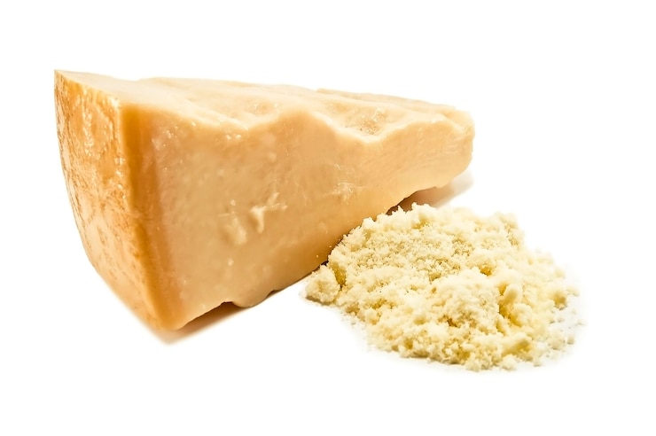 Foto delizioso parmigiano grattugiato su sfondo bianco