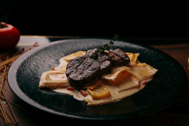 Delizioso pasto di carne sul tavolo