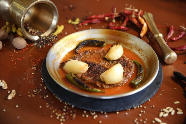 Delizioso pasto di carne sul tavolo