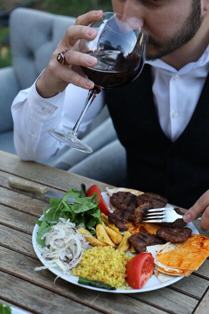 Delizioso pasto di carne sul tavolo