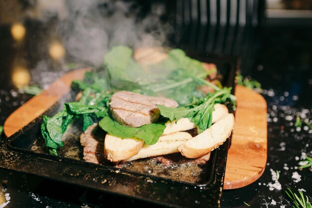 Delizioso pasto di carne sul tavolo