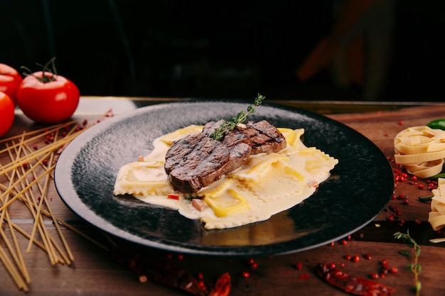 Delizioso pasto di carne sul tavolo