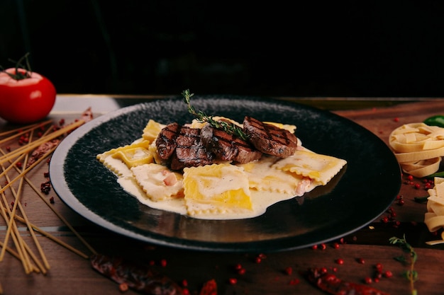 Delizioso pasto di carne sul tavolo