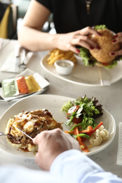 Delizioso pasto di carne sul tavolo