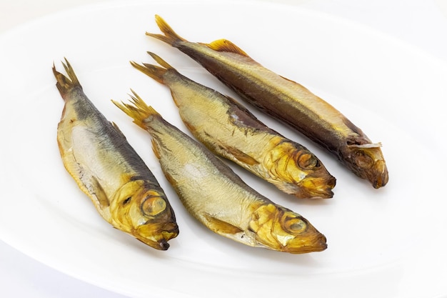 Delizioso pesce affumicato su un piatto bianco