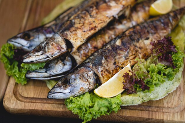 Delizioso pesce al forno con insalata