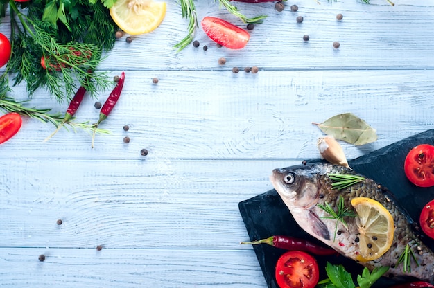 Delizioso pesce fresco su sfondo scuro vintage.