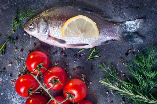 Delizioso pesce fresco su sfondo scuro vintage.