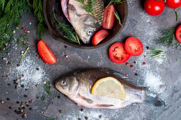 Delizioso pesce fresco su sfondo scuro vintage.