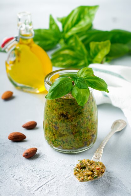 Delizioso pesto verde fatto in casa in un barattolo di vetro