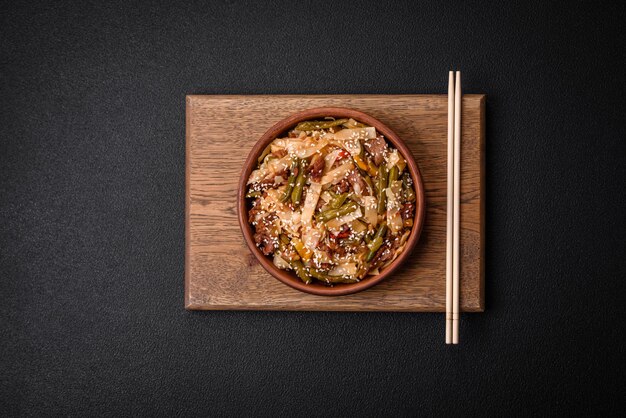 Delizioso piatto asiatico udon con peperoni, fagiolini, spezie ed erbe aromatiche