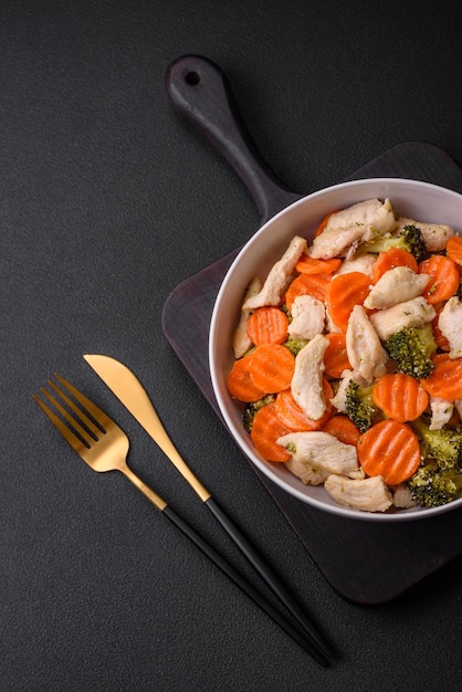 Delizioso piatto composto da pezzi di pollo bollito broccoli e carote