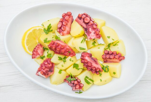 Delizioso piatto di insalata di polpo con patate