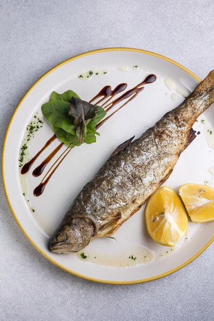 Delizioso piatto di pesce nel ristorante Closeup