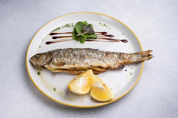 Delizioso piatto di pesce nel ristorante Closeup