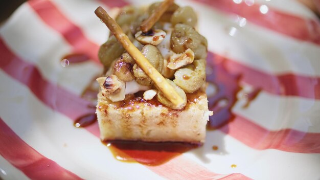 Delizioso piatto di torta di arachidi in un ristorante estivo vicino dolce dessert elegante