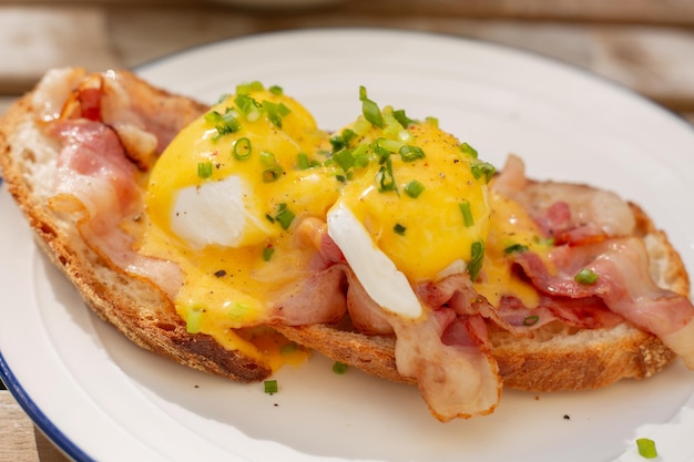 Delizioso piatto di uova Benedict primo piano