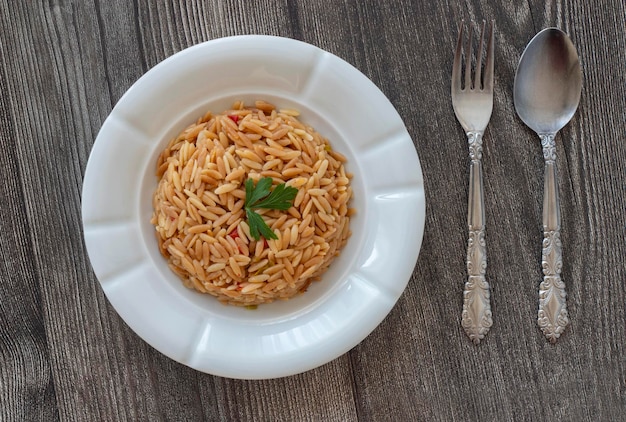 Delizioso piatto turco tradizionale, pilaf di pasta d'orzo (nome turco; Arpa sehriye pilavi)