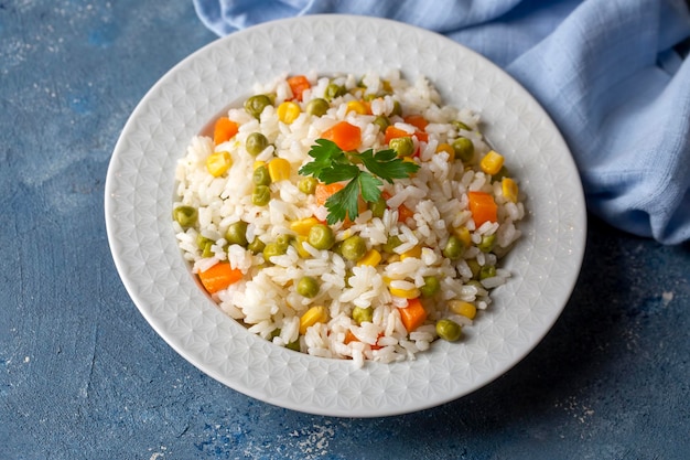 Delizioso pilaf di riso alle verdure con piselli, carote e mais dolce (nome turco; sebzeli pilav)