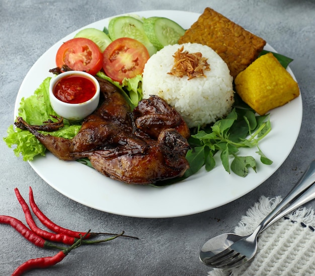 Delizioso pollo al forno croccante appena sfornato è appetitoso servito su un piatto di legno