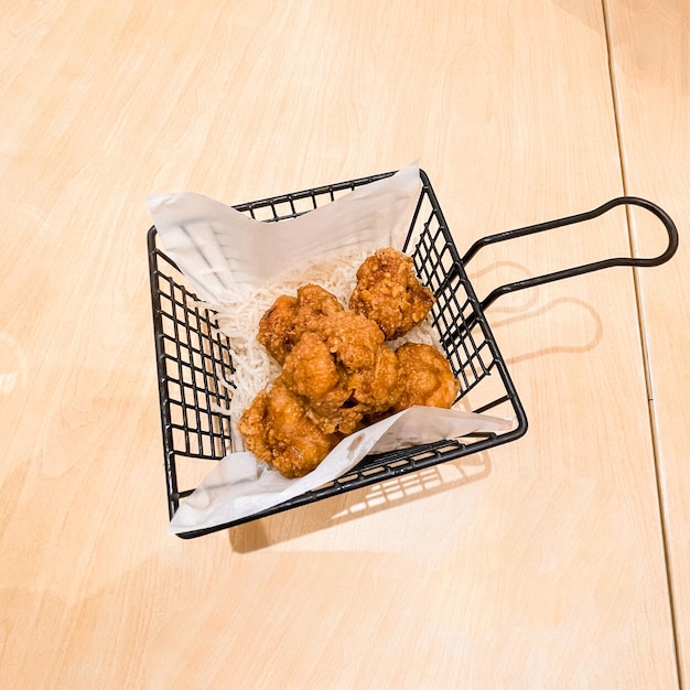 Delizioso pollo senza ossa pollo Karage servito in un cesto vista dall'alto