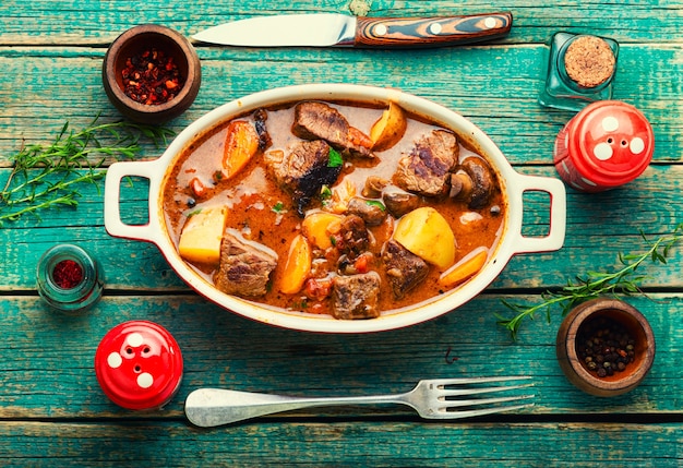 Delizioso ragù di manzo e funghi. Ragù di carne con vitello. Arrosto con funghi