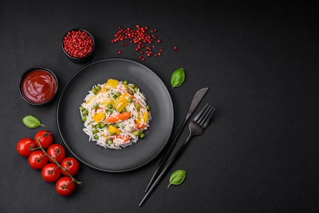 Delizioso riso bollito bianco fresco con verdure carote peperoni e asparagi fagioli su un piatto di ceramica