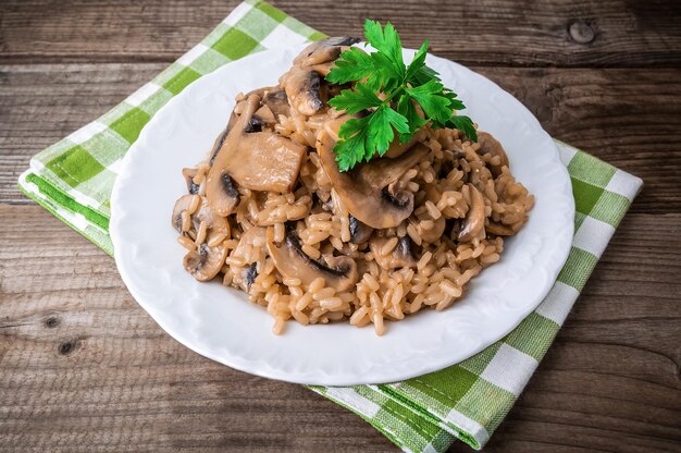 Delizioso risotto con funghi e foglie di prezzemolo