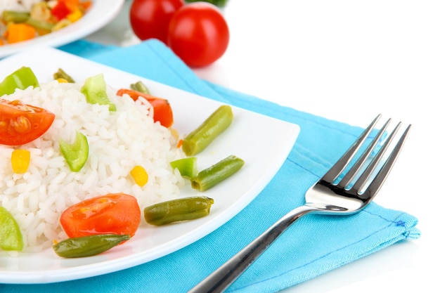 Delizioso risotto con verdure isolate su bianco