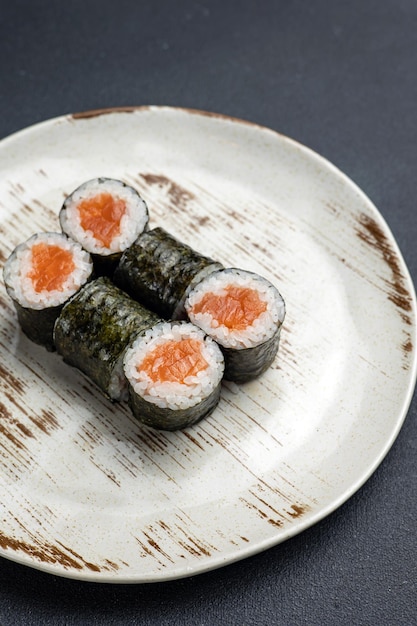 Delizioso rotolo con salmone Cucina giapponese Sfondo nero Primo piano