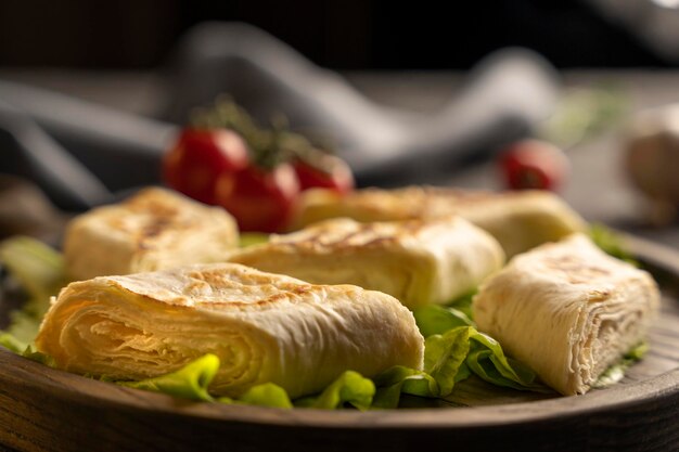 Delizioso rotolo di pane pita fritto con ricotta ed erbe aromatiche