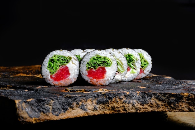 Delizioso rotolo di sushi su una lastra di pietra