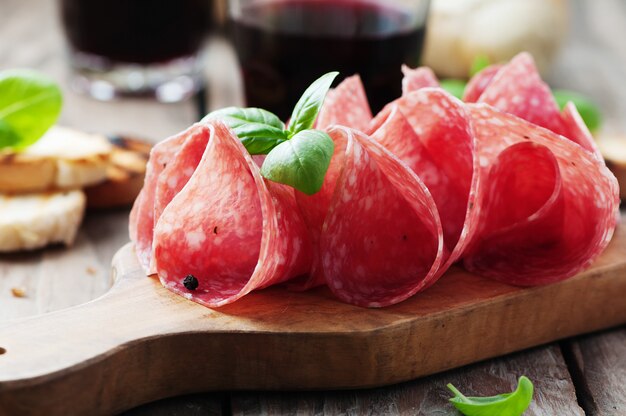 Delizioso salame con basilico e vino