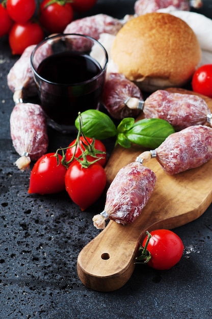 Delizioso salame italiano sul tavolo