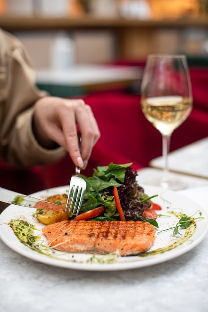 Delizioso salmone nel ristorante su un tavolo di legno