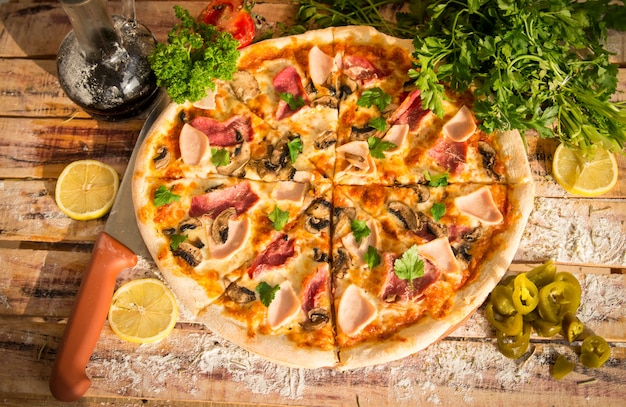 Delizioso servizio di pizza nel ristorante