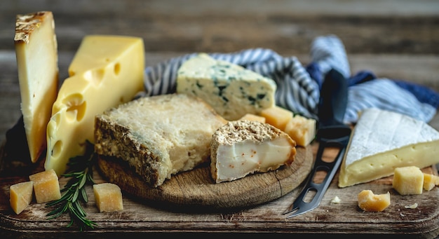 Delizioso set di formaggio su tavola di legno