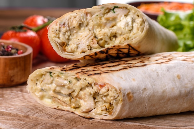 Delizioso shawarma fresco con carne e verdure