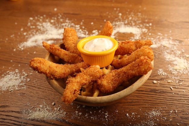 Delizioso snack piatto patatine fritte anelli di cipolla involtini primavera o salsicce sul tavolo