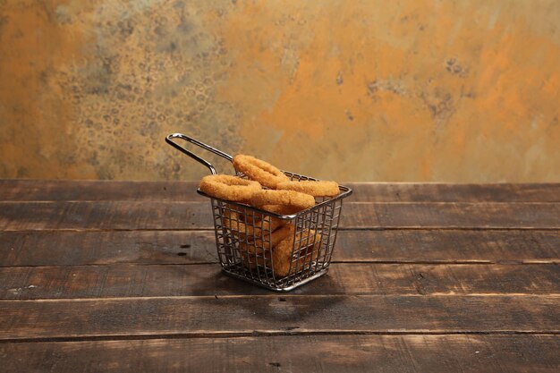 Delizioso snack piatto patatine fritte anelli di cipolla involtini primavera o salsicce sul tavolo