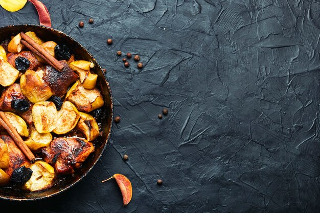 Delizioso stufato di carne al forno con mele. Copia spazio