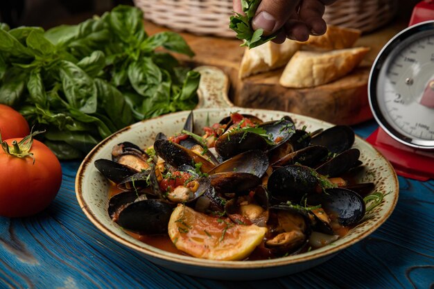 delizioso stufato di pesce con cozze sul tavolo di legno